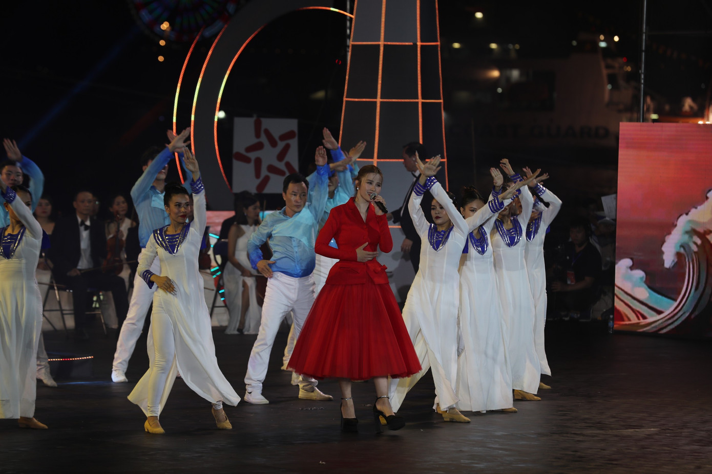 Ca sĩ Đông Nhi với phần trình diễn liên khúc Và ta lại viết sử xanh - Nơi đảo xa.