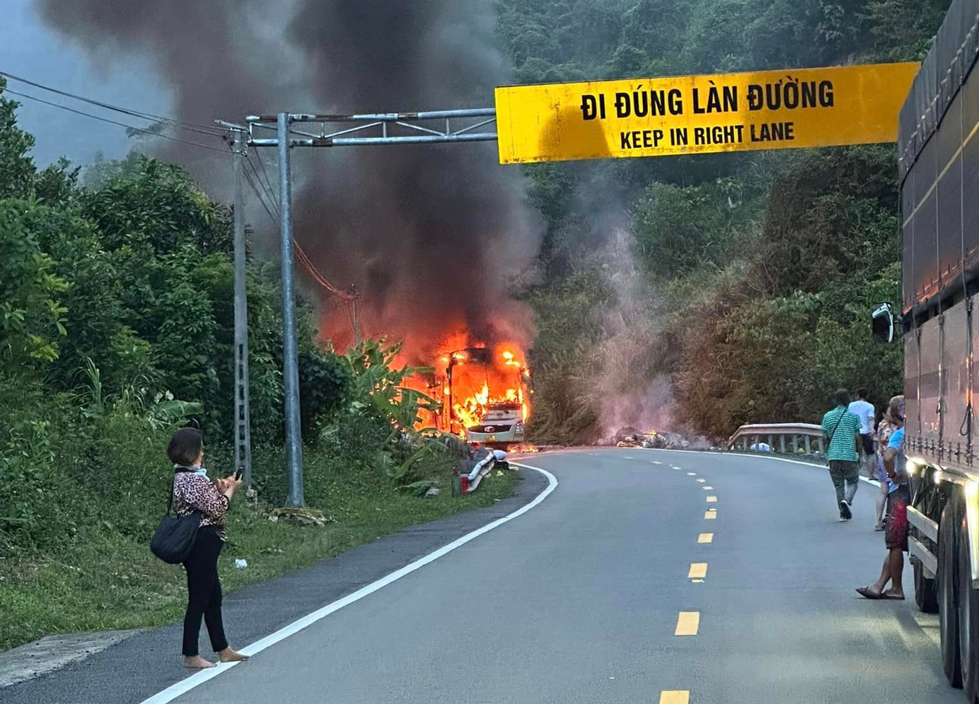 Nhiều phương tiện đi qua đèo Khánh Lê phải dừng lại giữa đèo vì vụ cháy. Ảnh: Đạt Lê. Nhiều phương tiện đi qua đèo Khánh Lê phải dừng lại giữa đèo vì vụ cháy. Ảnh: Đạt Lê.