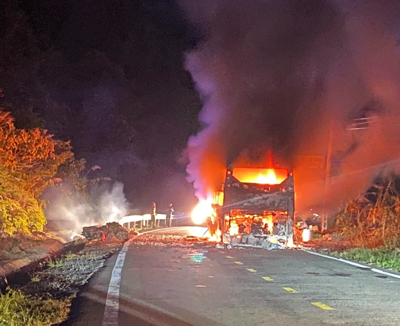 Dù tài xế nhanh chóng dập lửa nhưng chiếc xe khách vẫn cháy trơ khung. Dù tài xế nhanh chóng dập lửa nhưng chiếc xe khách vẫn cháy trơ khung.