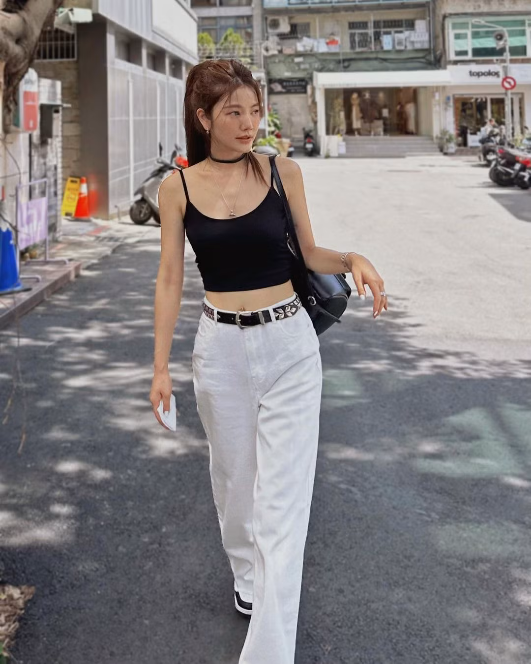 Trong ba chị em, Lure có nhiều fan trên mạng xã hội nhất. Tài khoản Instagram của cô có hơn 847.000 người theo dõi, Sharon có 643.000 người theo dõi và Fayfay ít nhất với hơn 36.000 người theo dõi.