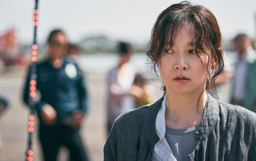 Inspector Koo (Thanh tra Koo) xoay quanh nhân vật Koo Kyung Yi - nữ thanh tra có vẻ ngoài lôi thôi và cá tính lập dị, nghiện game - bị cuốn vào vụ án giết người hàng loạt bí ẩn được ngụy trang dưới dạng một vụ tai nạn. Phim đánh dấu sự trở lại màn ảnh nhỏ của nữ diễn viên nổi tiếng Lee Young Ae sau nhiều năm vắng bóng. Dù tỷ suất người xem không khả quan, đây vẫn được đánh giá là bộ phim thú vị nhờ kết hợp giữa cốt truyện đen tối và yếu tố hài hước, tạo cảm giác như đang xem hoạt hình. Inspector Koo (Thanh tra Koo) xoay quanh nhân vật Koo Kyung Yi - nữ thanh tra có vẻ ngoài lôi thôi và cá tính lập dị, nghiện game - bị cuốn vào vụ án giết người hàng loạt bí ẩn được ngụy trang dưới dạng một vụ tai nạn. Phim đánh dấu sự trở lại màn ảnh nhỏ của nữ diễn viên nổi tiếng Lee Young Ae sau nhiều năm vắng bóng. Dù tỷ suất người xem không khả quan, đây vẫn được đánh giá là bộ phim thú vị nhờ kết hợp giữa cốt truyện đen tối và yếu tố hài hước, tạo cảm giác như đang xem hoạt hình.