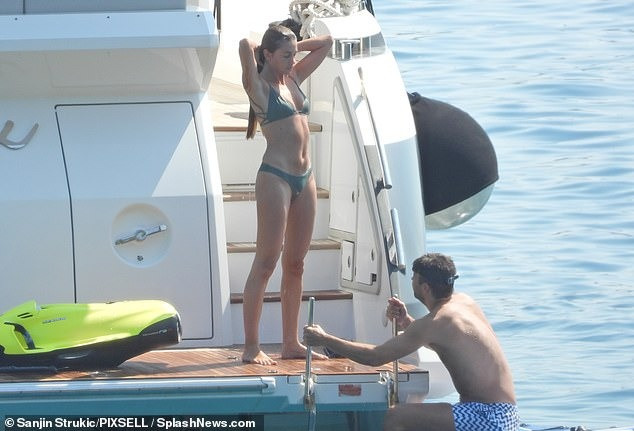 Bất chấp bị cả thế giới ghét bỏ, mối quan hệ giữa cựu trung vệ Tây Ban Nha và người đẹp kém 12 tuổi vẫn tốt đẹp. Cánh săn ảnh ghi lại được nhiều khoảnh khắc thân mật của họ trong suốt buổi đi chơi.