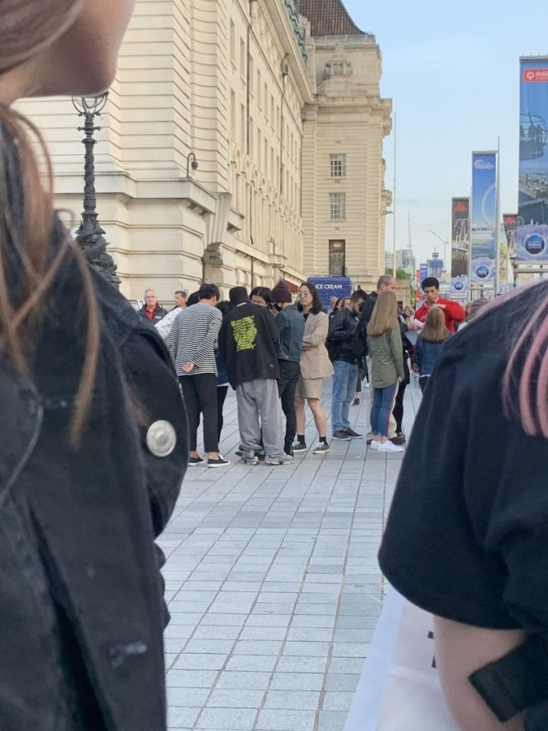 Cảnh hẹn hò được ghép từ hai bức ảnh khác nhau. Cảnh hẹn hò được ghép từ hai bức ảnh khác nhau.