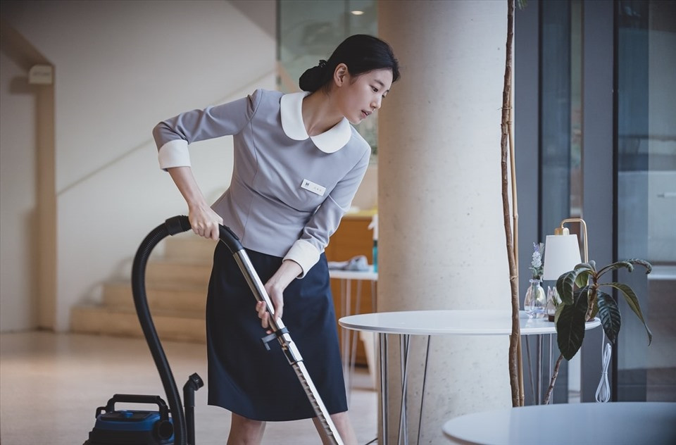 Anna kể về câu chuyện của cô gái nghèo khó Yoo Mi (Suzy) vì muốn đổi đời đã ngụy tạo danh tính người khác dưới cái tên Anna để thâm nhập vào giới thượng lưu. Chỉ với 6 tập, phim nhận được nhiều lời khen ngợi với kỹ xảo đẹp mắt và cách phát triển câu chuyện. Vai diễn mới giúp Suzy khẳng định thực lực sau nhiều năm bị chê một màu, nhạt nhòa trên màn ảnh. Anna kể về câu chuyện của cô gái nghèo khó Yoo Mi (Suzy) vì muốn đổi đời đã ngụy tạo danh tính người khác dưới cái tên Anna để thâm nhập vào giới thượng lưu. Chỉ với 6 tập, phim nhận được nhiều lời khen ngợi với kỹ xảo đẹp mắt và cách phát triển câu chuyện. Vai diễn mới giúp Suzy khẳng định thực lực sau nhiều năm bị chê một màu, nhạt nhòa trên màn ảnh.