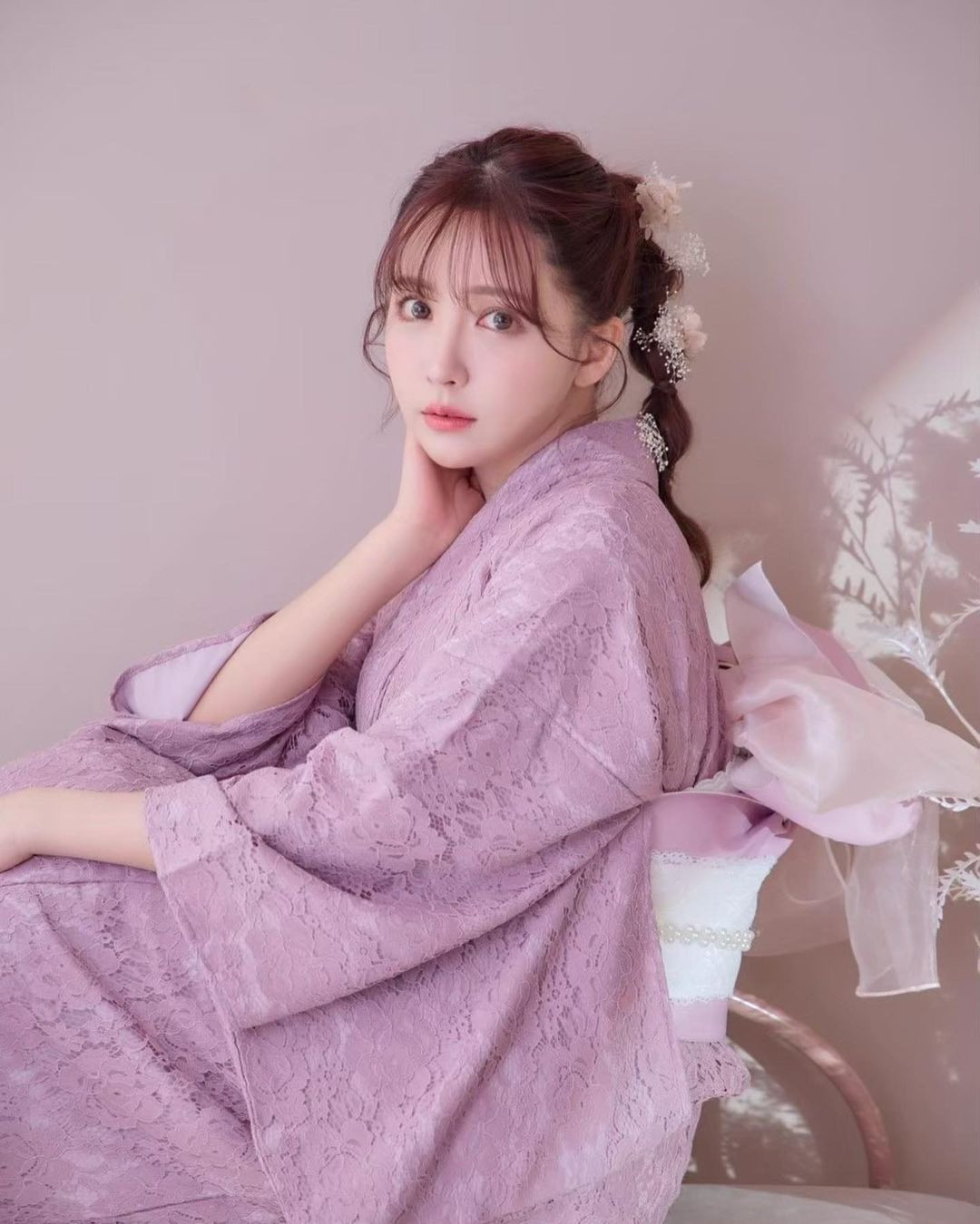 XsportsNews cho biết Yua Mikami sinh năm 1993, tên thật là Kito Momona. Cô từng hoạt động trong ngành giải trí xứ Phù Tang với vai trò idol. Cô ra mắt vào năm 2009 trong nhóm nhạc nữ SKE48.