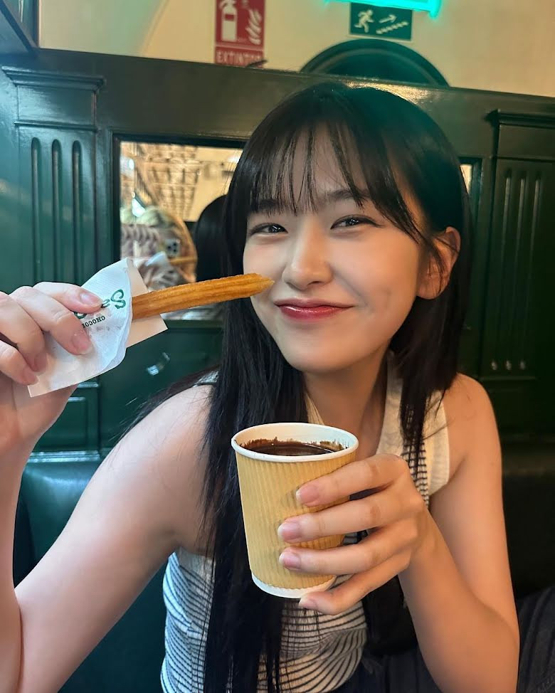 Nữ idol giải trí: An Yujin của IVE. Cô được yêu thích bởi nhan sắc ở thời kỳ đỉnh cao, tính cách thân thiện, dễ thương phù hợp với các show giải trí. Nữ idol giải trí: An Yujin của IVE. Cô được yêu thích bởi nhan sắc ở thời kỳ đỉnh cao, tính cách thân thiện, dễ thương phù hợp với các show giải trí.