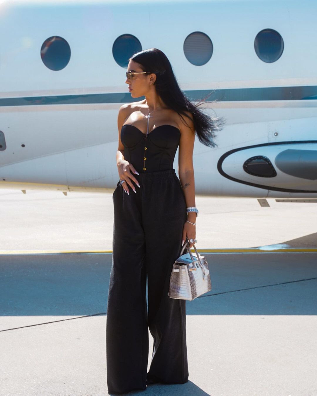 Vào cùng ngày, bà mẹ 5 con đăng lên Instagram những hình ảnh đến Venice dự liên hoan phim trên chuyên cơ riêng sang chảnh. Ảnh: IG.