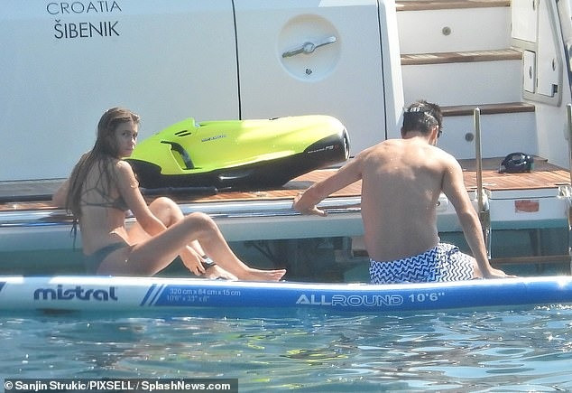 Nhà báo Pepe del Real nhận xét ngôi nhà không gần biển nhưng khá an toàn và đảm bảo cho người ở sự riêng tư. Hiện, đại diện của Pique và Shakira chưa bình luận gì về thông tin trên.