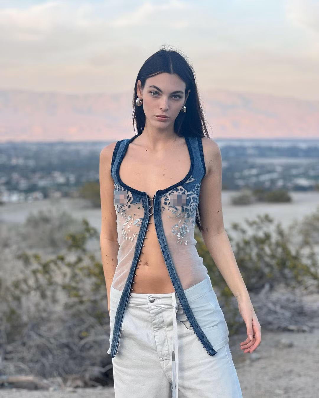 Ceretti cũng được cho là bạn của Gigi Hadid - người từng vướng tin đồn hẹn hò ngôi sao Sói già phố Wall sau khi anh chia tay bạn gái 4 năm Camila Morrone. Ảnh: IG.