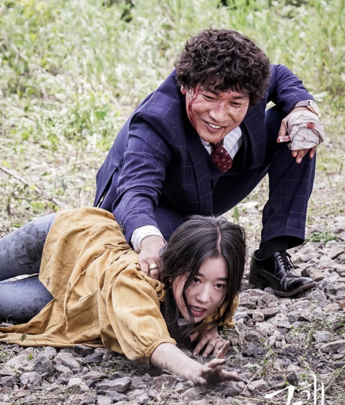 Save Me (Lời cầu cứu) chuyển thể từ webtoon có tên Out of the World, kể về cô gái Im Sang Mi (Seo Ye Ji) bị mắc kẹt trong một giáo phái cực đoan do gia đình cuồng tín. Sang Mi trở thành nạn nhân bị tra tấn, bị coi là “vật hiến tế” dưới các nghi thức ghê rợn trong giáo phái. Phim mang đến cho người xem trải nghiệm đáng sợ từ giây phút đầu tiên đến khi kết thúc. Với những tình tiết khó lường, phim khiến người xem khó bỏ lỡ tập nào. Save Me (Lời cầu cứu) chuyển thể từ webtoon có tên Out of the World, kể về cô gái Im Sang Mi (Seo Ye Ji) bị mắc kẹt trong một giáo phái cực đoan do gia đình cuồng tín. Sang Mi trở thành nạn nhân bị tra tấn, bị coi là “vật hiến tế” dưới các nghi thức ghê rợn trong giáo phái. Phim mang đến cho người xem trải nghiệm đáng sợ từ giây phút đầu tiên đến khi kết thúc. Với những tình tiết khó lường, phim khiến người xem khó bỏ lỡ tập nào.