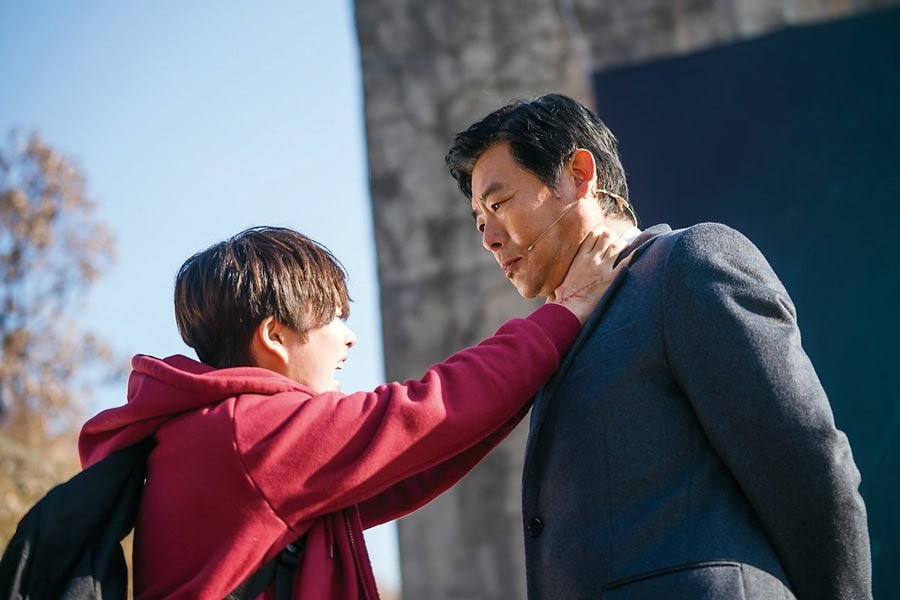 The Cursed (Lời nguyền bí ẩn) theo chân một nữ phóng viên năng nổ luôn hướng về chính nghĩa, chuyên phụ trách các tin bài xã hội. Cô bắt đầu điều tra vụ việc liên quan đến thế lực xấu ẩn sau tập đoàn IT lớn nhất Hàn Quốc. Trong khi cố gắng phơi bày những bí mật của công ty này, cô gặp một học sinh trung học sở hữu năng lực siêu nhiên có thể nguyền rủa người khác, mà chỉ cần biết được tên, một tấm ảnh và vật dụng cá nhân của đối tượng. The Cursed (Lời nguyền bí ẩn) theo chân một nữ phóng viên năng nổ luôn hướng về chính nghĩa, chuyên phụ trách các tin bài xã hội. Cô bắt đầu điều tra vụ việc liên quan đến thế lực xấu ẩn sau tập đoàn IT lớn nhất Hàn Quốc. Trong khi cố gắng phơi bày những bí mật của công ty này, cô gặp một học sinh trung học sở hữu năng lực siêu nhiên có thể nguyền rủa người khác, mà chỉ cần biết được tên, một tấm ảnh và vật dụng cá nhân của đối tượng.