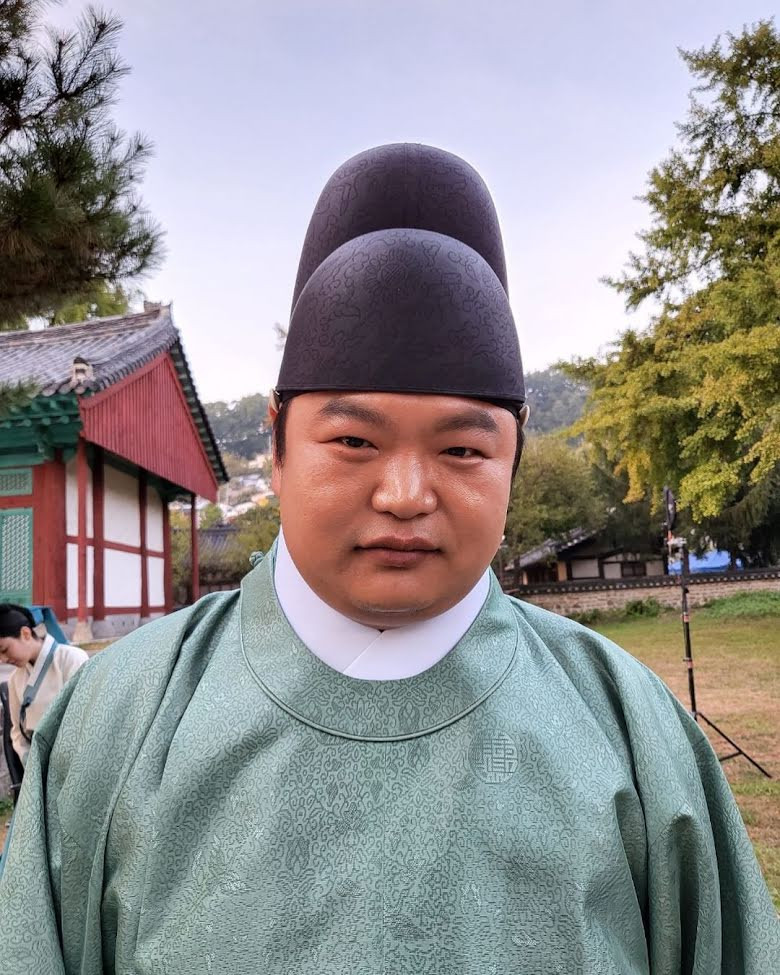 Nam diễn viên Scene Stealer: Ko Kyu Pil. Dù chuyên đảm nhận vai phụ, lịch trình đóng phim của Ko Kyu Pil dày đặc không kém các ngôi sao hạng A. Trong năm, anh tham gia 3 tác phẩm cả truyền hình lẫn điện ảnh là Count, The Roundup: No Way Out và Heartbeat, Nam diễn viên Scene Stealer: Ko Kyu Pil. Dù chuyên đảm nhận vai phụ, lịch trình đóng phim của Ko Kyu Pil dày đặc không kém các ngôi sao hạng A. Trong năm, anh tham gia 3 tác phẩm cả truyền hình lẫn điện ảnh là Count, The Roundup: No Way Out và Heartbeat,