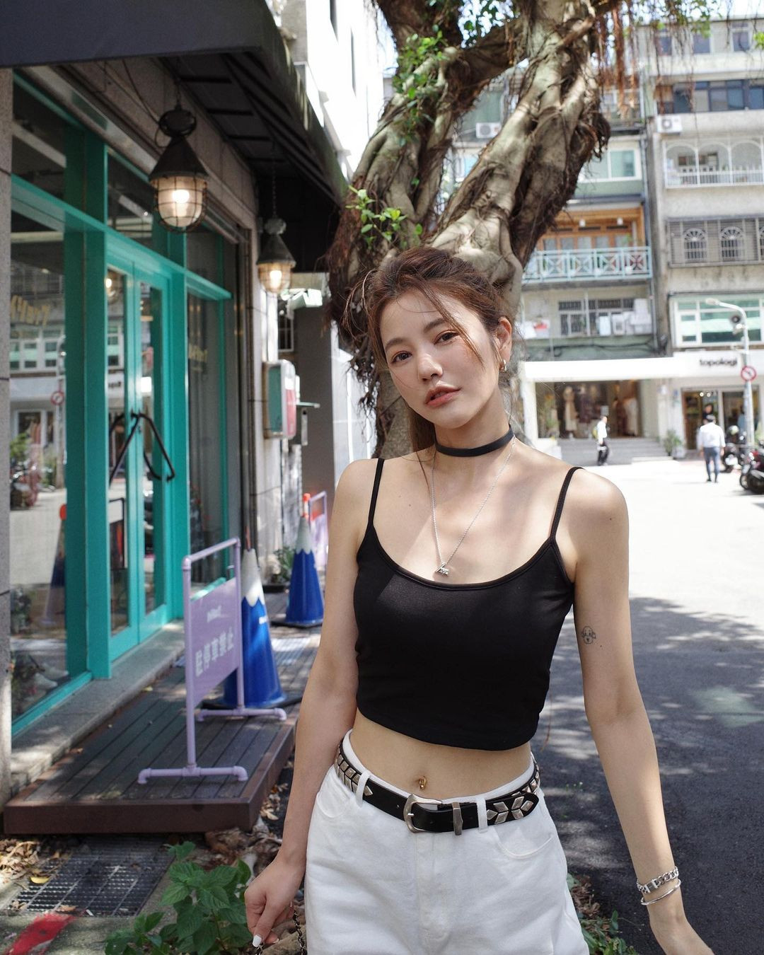 Trong ba chị em, Lure có nhiều fan trên mạng xã hội nhất. Tài khoản Instagram của cô có hơn 847.000 người theo dõi, Sharon có 643.000 người theo dõi và Fayfay ít nhất với hơn 36.000 người theo dõi.