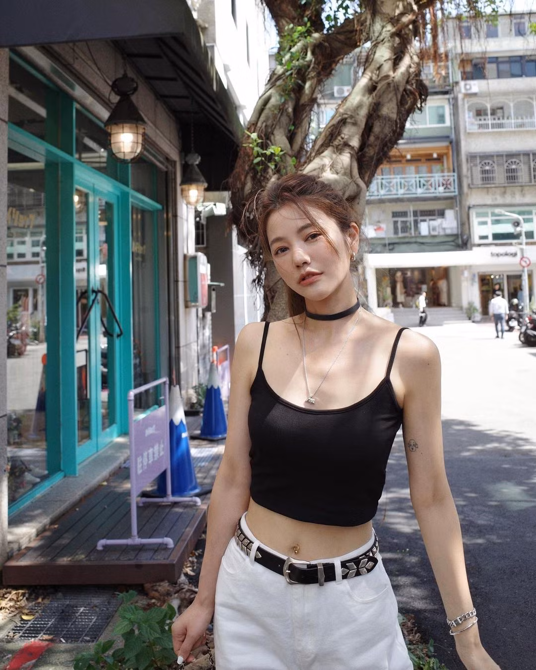 Trong ba chị em, Lure có nhiều fan trên mạng xã hội nhất. Tài khoản Instagram của cô có hơn 847.000 người theo dõi, Sharon có 643.000 người theo dõi và Fayfay ít nhất với hơn 36.000 người theo dõi.