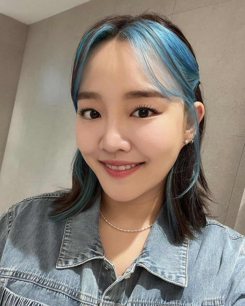 Giọng ca nữ: Younha. Cô bắt đầu sự nghiệp ca hát ở Nhật Bản vào năm 2004. Hai năm sau, cô chuyển hướng sang thị trường Hàn Quốc. Sau gần 20 năm, cô được xem là một trong những ca/nhạc sĩ xuất sắc nhất xứ củ sâm. Giọng ca nữ: Younha. Cô bắt đầu sự nghiệp ca hát ở Nhật Bản vào năm 2004. Hai năm sau, cô chuyển hướng sang thị trường Hàn Quốc. Sau gần 20 năm, cô được xem là một trong những ca/nhạc sĩ xuất sắc nhất xứ củ sâm.