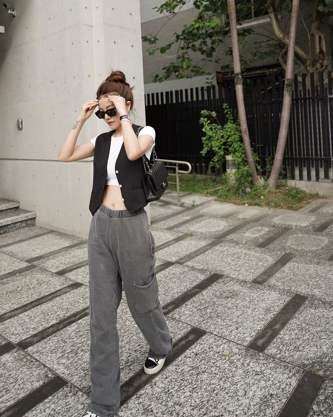 Lure Hsu dường như đang độc thân. Trên Instagram, cô chủ yếu đăng ảnh một mình hoặc chụp cùng các em gái, gia đình, không thấy xuất hiện bóng dáng người đàn ông nào. Trong khi đó, hai em gái đều đã lập gia đình và có con.