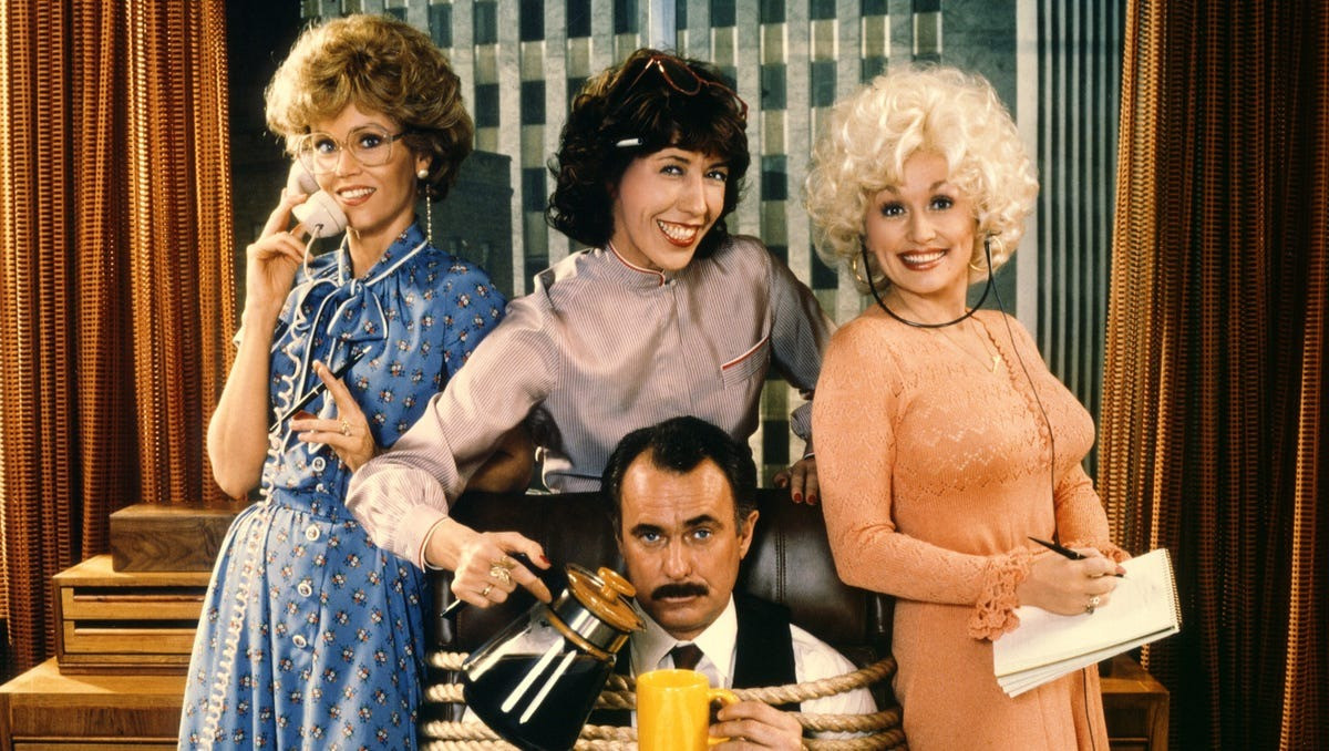 9 to 5 là bộ phim kinh điển năm 1980, xoay quanh 3 phụ nữ do Jane Fonda, Dolly Parton và Lily Tomlin thủ vai ấp ủ âm mưu trả thù ông chủ thô lỗ (Dabney Coleman). Phim nhận được đề cử giải Oscar ở hạng mục Ca khúc chủ đề cho ca khúc cùng tên. 9 to 5 là bộ phim kinh điển năm 1980, xoay quanh 3 phụ nữ do Jane Fonda, Dolly Parton và Lily Tomlin thủ vai ấp ủ âm mưu trả thù ông chủ thô lỗ (Dabney Coleman). Phim nhận được đề cử giải Oscar ở hạng mục Ca khúc chủ đề cho ca khúc cùng tên.