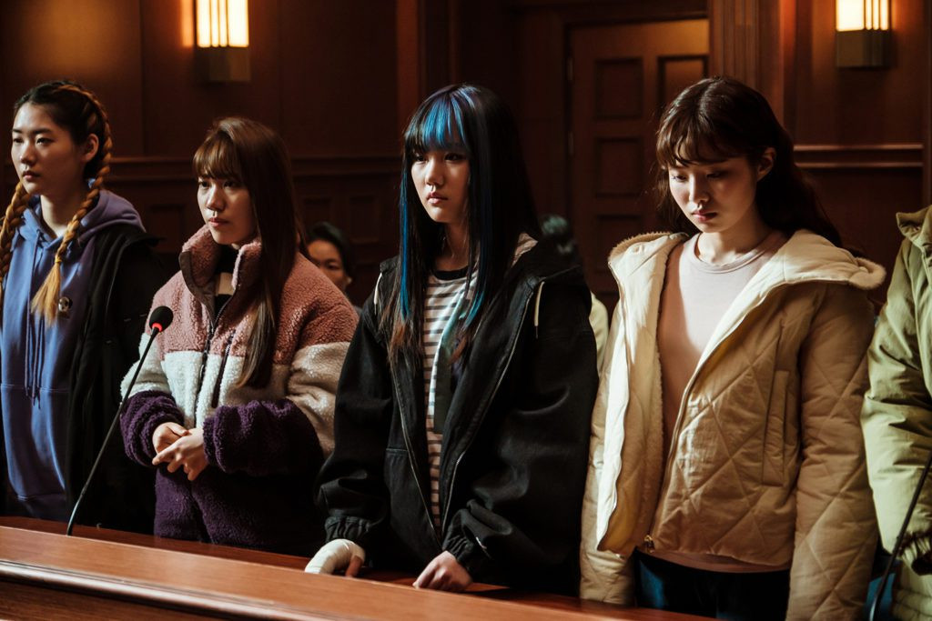 Juvenile Justice (Tòa án vị thành niên) xoay quanh nữ thẩm phán cố gắng cân bằng ác cảm đối với những tội phạm vị thành niên với niềm tin công lý và sự trừng phạt của pháp luật. Phim cuốn hút nhờ phản ánh thực tế khắc nghiệt và tàn khốc của cuộc sống, đặc biệt đối với những người trẻ tuổi. Phim nhận nhiều lời khen ngợi cho các tuyến nhân vật, cốt truyện và dàn dựng. Juvenile Justice (Tòa án vị thành niên) xoay quanh nữ thẩm phán cố gắng cân bằng ác cảm đối với những tội phạm vị thành niên với niềm tin công lý và sự trừng phạt của pháp luật. Phim cuốn hút nhờ phản ánh thực tế khắc nghiệt và tàn khốc của cuộc sống, đặc biệt đối với những người trẻ tuổi. Phim nhận nhiều lời khen ngợi cho các tuyến nhân vật, cốt truyện và dàn dựng.