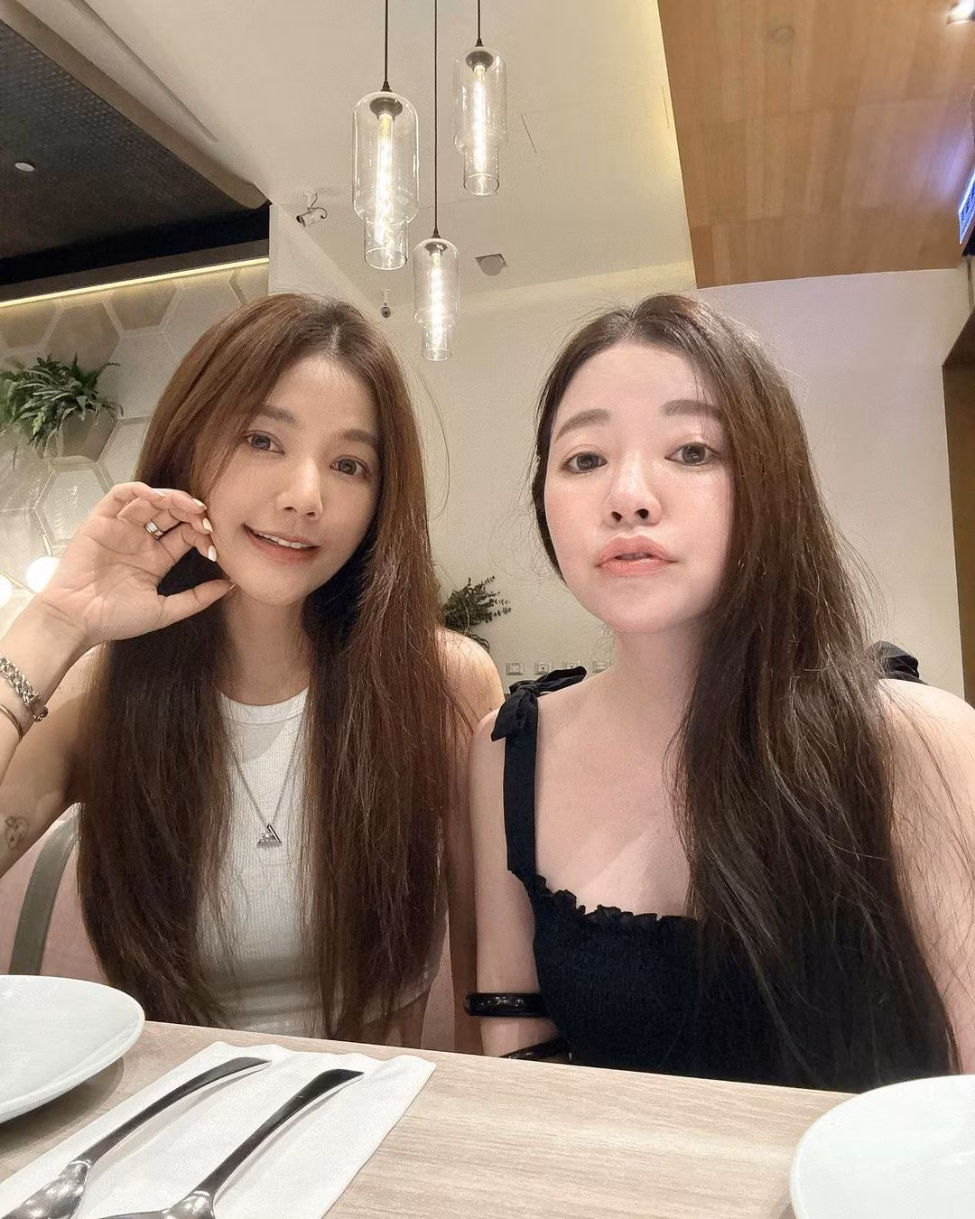 Lure Hsu còn có em gái thứ là Fayfay, thua một tuổi. Chụp chung khung hình, Lure cũng được khen trẻ hơn Fayfay.