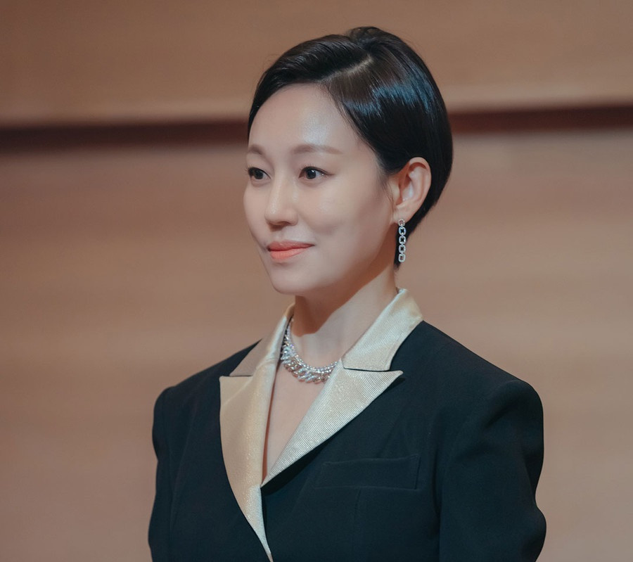 Nữ diễn viên Scene Stealer (đánh chiếm màn ảnh): Jin Kyung. Gần như năm nào cũng có tác phẩm ra mắt công chúng, nữ diễn viên gạo cội cho thấy khía cạnh khác khi vào vai nữ chính trị gia hai mặt trong Queenmaker (Phong hậu). Nữ diễn viên Scene Stealer (đánh chiếm màn ảnh): Jin Kyung. Gần như năm nào cũng có tác phẩm ra mắt công chúng, nữ diễn viên gạo cội cho thấy khía cạnh khác khi vào vai nữ chính trị gia hai mặt trong Queenmaker (Phong hậu).