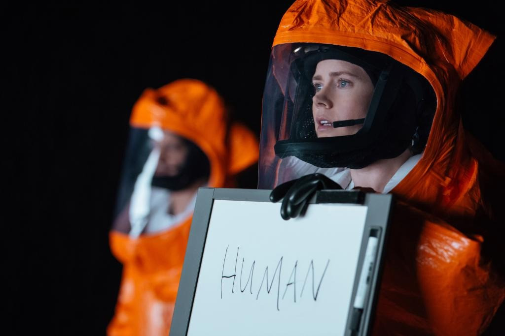 Arrival (Cuộc đổ bộ bí ẩn) là bộ phim chính kịch do Denis Villeneuve đạo diễn, được đề cử giải Oscar cho Phim hay nhất năm 2016. Phim kể về Louise Banks (Amy Adams), nhà ngôn ngữ học làm việc với Quân đội Mỹ để liên lạc với những người ngoài hành tinh xâm nhập Trái Đất, nhằm mục đích ngăn chặn sự thù địch. Arrival (Cuộc đổ bộ bí ẩn) là bộ phim chính kịch do Denis Villeneuve đạo diễn, được đề cử giải Oscar cho Phim hay nhất năm 2016. Phim kể về Louise Banks (Amy Adams), nhà ngôn ngữ học làm việc với Quân đội Mỹ để liên lạc với những người ngoài hành tinh xâm nhập Trái Đất, nhằm mục đích ngăn chặn sự thù địch.