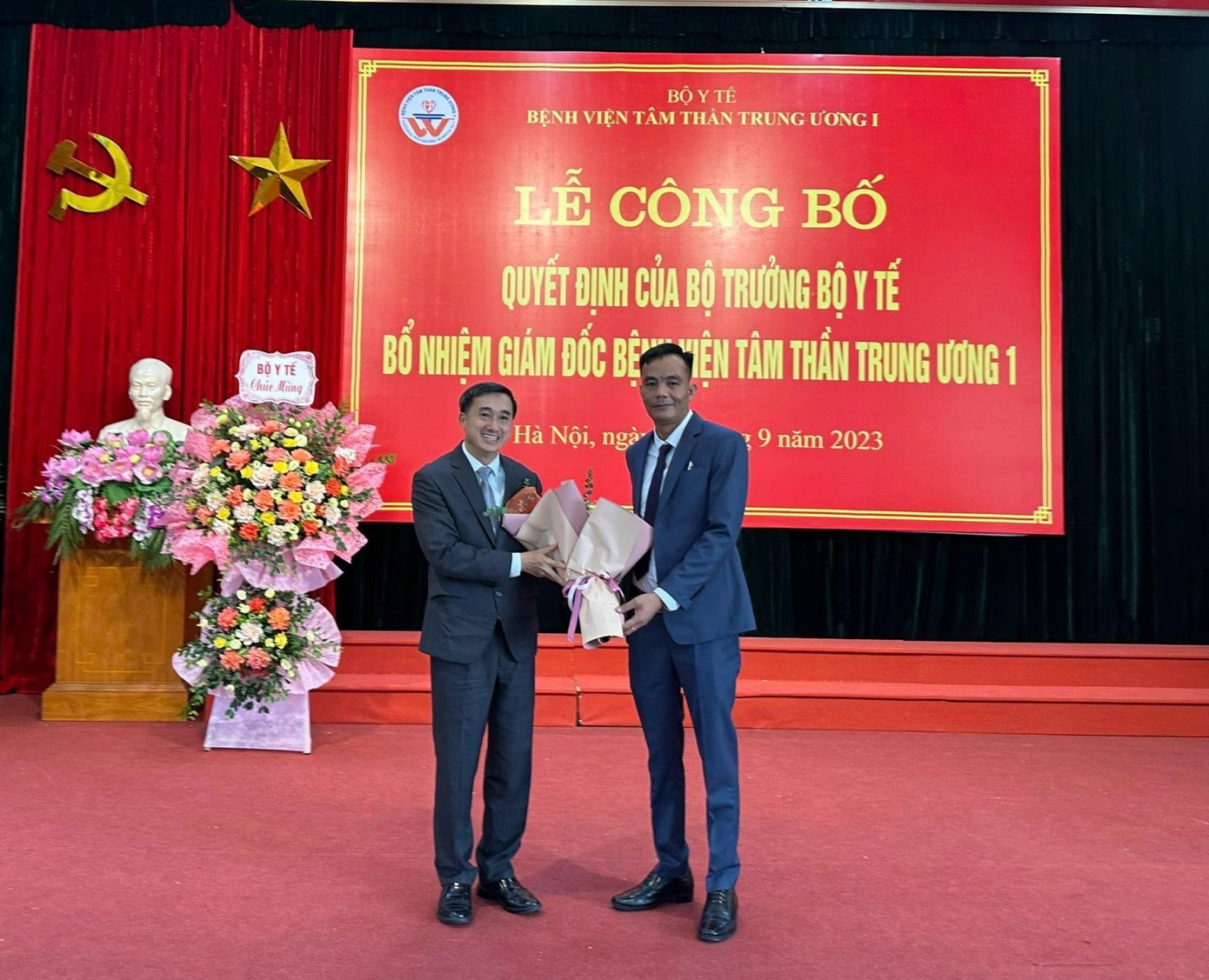 GS.TS Trần Văn Thuấn – Thứ trưởng Bộ Y tế trao quyết định bổ nhiệm TS.BS Nguyễn Mạnh Phát giữ chức vụ Giám đốc Bệnh viện Tâm thần Trung ương 1. Ảnh: SKĐS. GS.TS Trần Văn Thuấn – Thứ trưởng Bộ Y tế trao quyết định bổ nhiệm TS.BS Nguyễn Mạnh Phát giữ chức vụ Giám đốc Bệnh viện Tâm thần Trung ương 1. Ảnh: SKĐS.