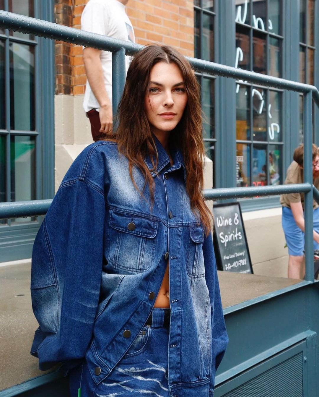 Vittoria Ceretti sinh năm 1998, kém Leo 24 tuổi. Cô sinh ra ở Brescia, Italy. Cô hoạt động trong ngành người mẫu từ khá sớm, vào năm 14 tuổi sau khi lọt vào chung kết cuộc thi tìm kiếm người mẫu Elite Model Look ở Italy vào năm 2012. Ảnh: IG.