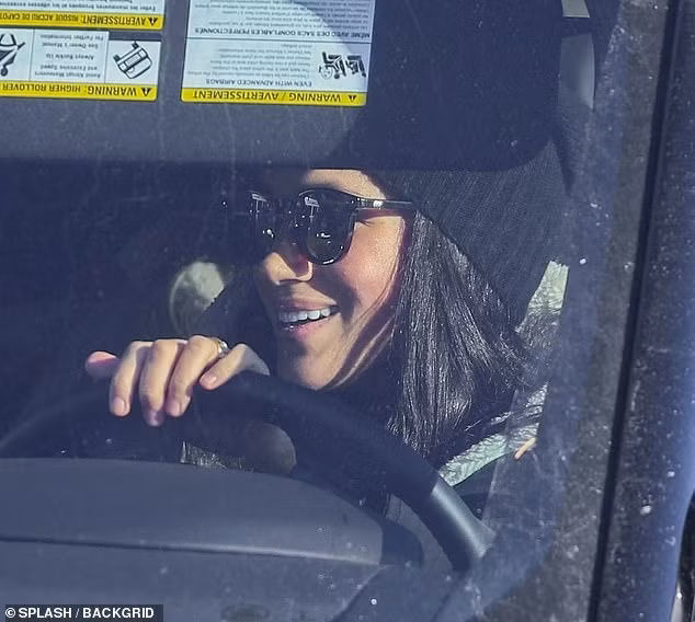 Meghan được nhìn thấy tự mình lái xe lần đầu tiên kể từ tháng 1/2020. Ảnh: Backgird.