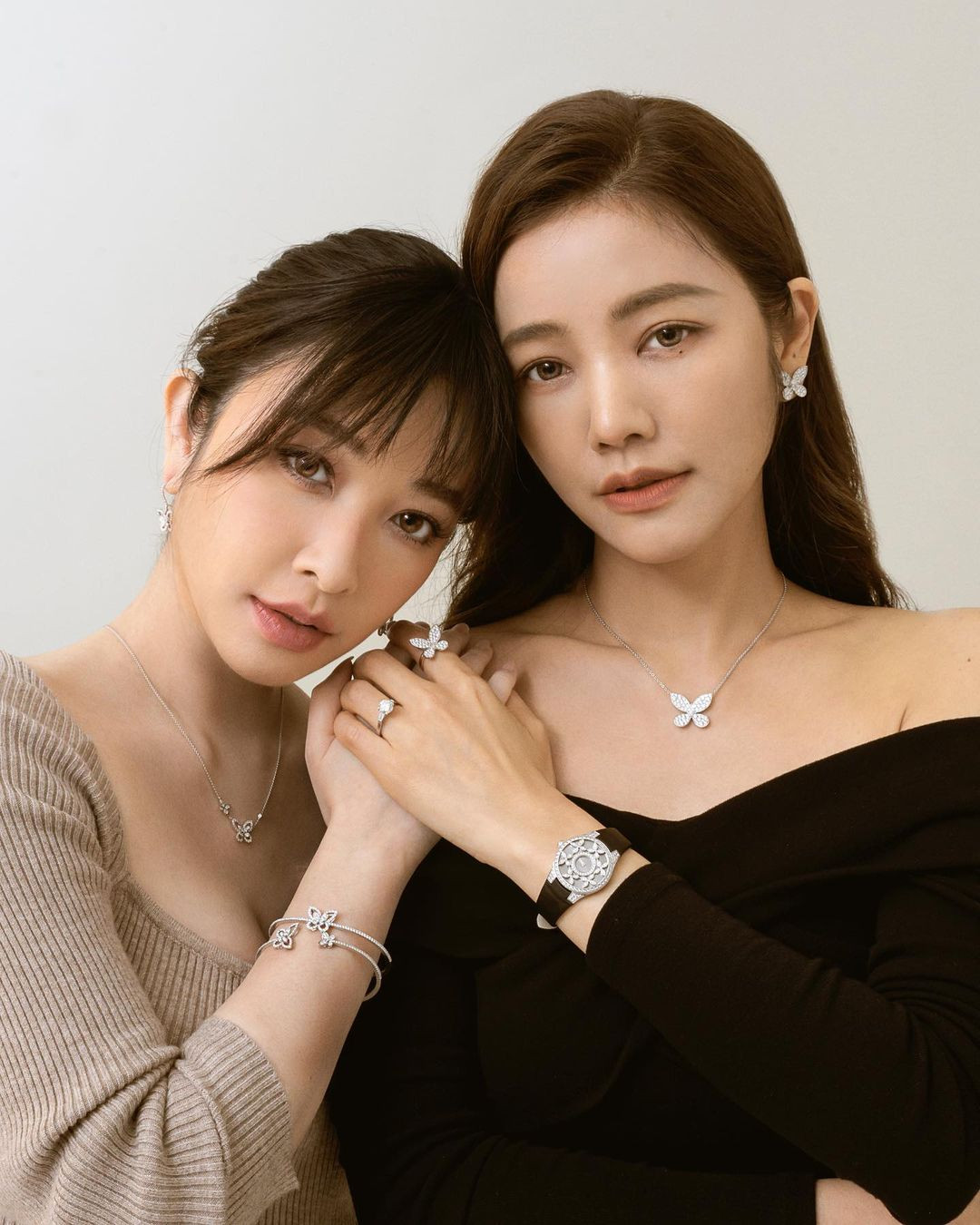 Lure Hsu là chị gái lớn. Cô hơn em gái út Sharon Hsu 6 tuổi nhưng giữa họ không có chênh lệch nhiều về ngoại hình. Nữ diễn viên Một đêm ở Đài Bắc cũng được xếp vào hàng mỹ nhân không tuổi nhưng đôi lúc vẫn bị chị gái lấn lướt về độ tươi trẻ.