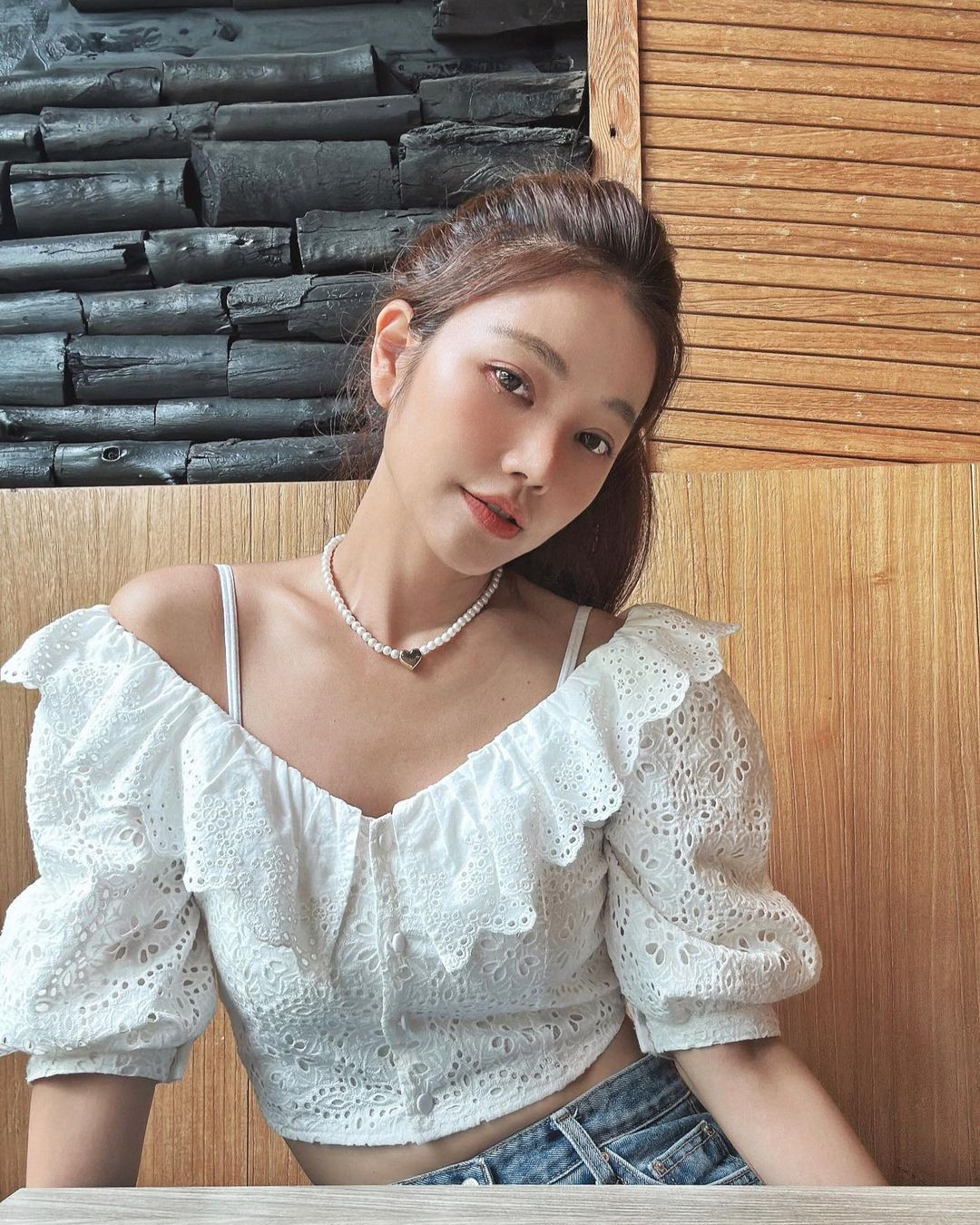 Lure Hsu là cái tên có tiếng ở Đài Loan (Trung Quốc). Cô làm nghề thiết kế thời trang nhưng lại được biết đến nhiều nhờ ngoại hình không tuổi. Nếu chỉ nhìn ảnh, nhiều người nghĩ cô đang ở độ tuổi đôi mươi. Tuy nhiên, cô đã bước sang tuổi 48 vào tháng 8.