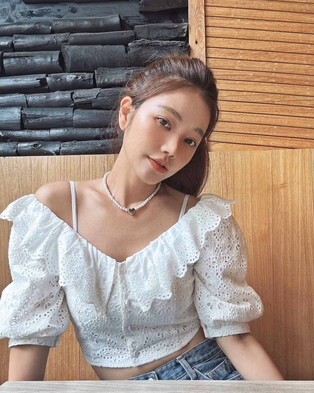 Lure Hsu là cái tên có tiếng ở Đài Loan (Trung Quốc). Cô làm nghề thiết kế thời trang nhưng lại được biết đến nhiều nhờ ngoại hình không tuổi. Nếu chỉ nhìn ảnh, nhiều người nghĩ cô đang ở độ tuổi đôi mươi. Tuy nhiên, cô đã bước sang tuổi 48 vào tháng 8.