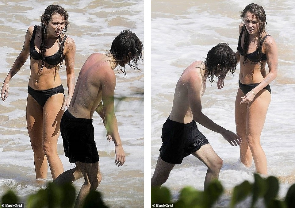 Nữ ca sĩ sinh năm 1992 được thấy mặc bikini đen đi lặn biển. Bạn trai cô, tay trống Maxx Morando, cũng mặc quần short đồng bộ với người yêu hơn 6 tuổi.