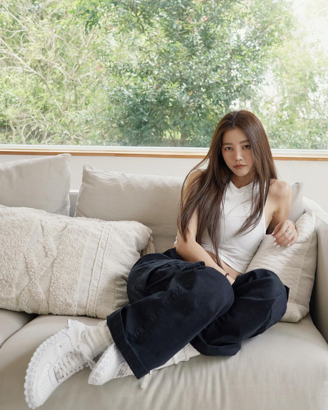 Hiện tại, khi gần chạm ngưỡng 50 tuổi, Lure Hsu không hề thay đổi nhiều, vẫn trẻ trung đáng kinh ngạc và sở hữu phong cách thời trang hiện đại.