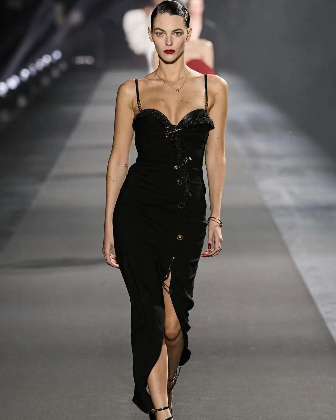 Ceretti cao 1,76 m, với số đo ba vòng là 77-60-89 cm. Bên cạnh đó, người đẹp Gen Z có màu tóc nâu và đôi mắt xanh lá nhạt. Ảnh: IG.