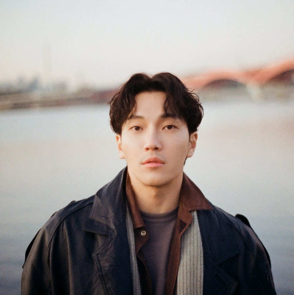 Giọng ca nam: Kim Feel. Sở hữu chất giọng nội lực, truyền cảm bước ra từ cuộc thi tìm kiếm tài năng truyền hình Superstar K năm 2014, với vị trí á quân, Kim Feel nhận được sự yêu mến của khán giả qua các bản nhạc phim như Tầng lớp Itaewon, Reply 1988... Giọng ca nam: Kim Feel. Sở hữu chất giọng nội lực, truyền cảm bước ra từ cuộc thi tìm kiếm tài năng truyền hình Superstar K năm 2014, với vị trí á quân, Kim Feel nhận được sự yêu mến của khán giả qua các bản nhạc phim như Tầng lớp Itaewon, Reply 1988...