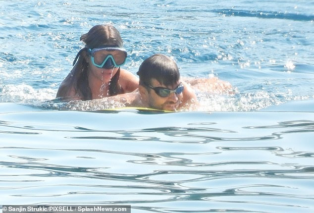 Kỳ nghỉ lãng mạn diễn ra sau khi có thông tin Pique đưa bạn gái về sống chung tại căn nhà từng là tổ ấm của anh với vợ cũ, Shakira, ở thị trấn Cambrils, Barcelona, Tây Ban Nha. Theo Daily Mail, nữ ca sĩ 46 tuổi sống ở đó từ năm 2012 khi mới chuyển đến quê chồng. Đó cũng là nơi họ chào đón con trai lớn Milan, 10 tuổi.