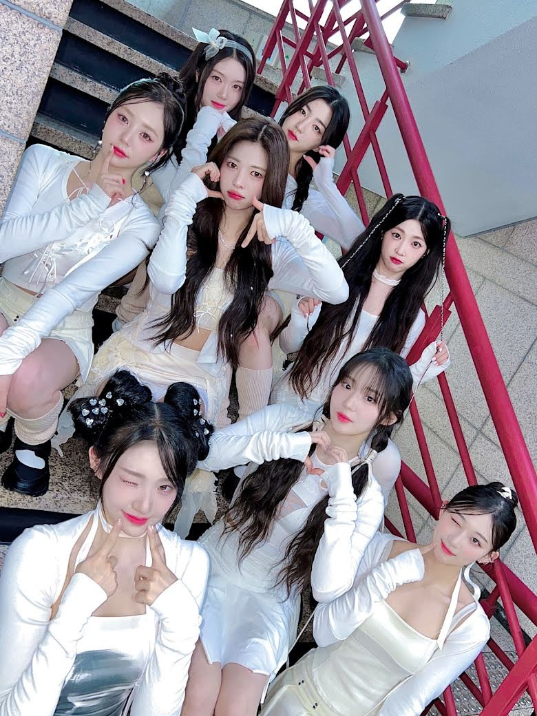 Nhóm nhạc nữ tân binh: Triple S. Nhóm nhạc nữ tân binh: Triple S.