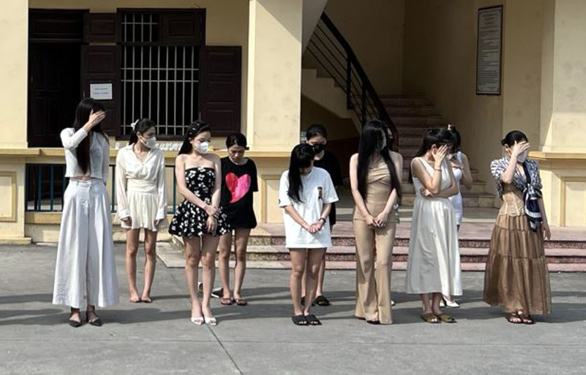 21 thanh niên nam nữ bị bắt quả tang "bay lắc" trong nhà nghỉ. Ảnh: CACC.