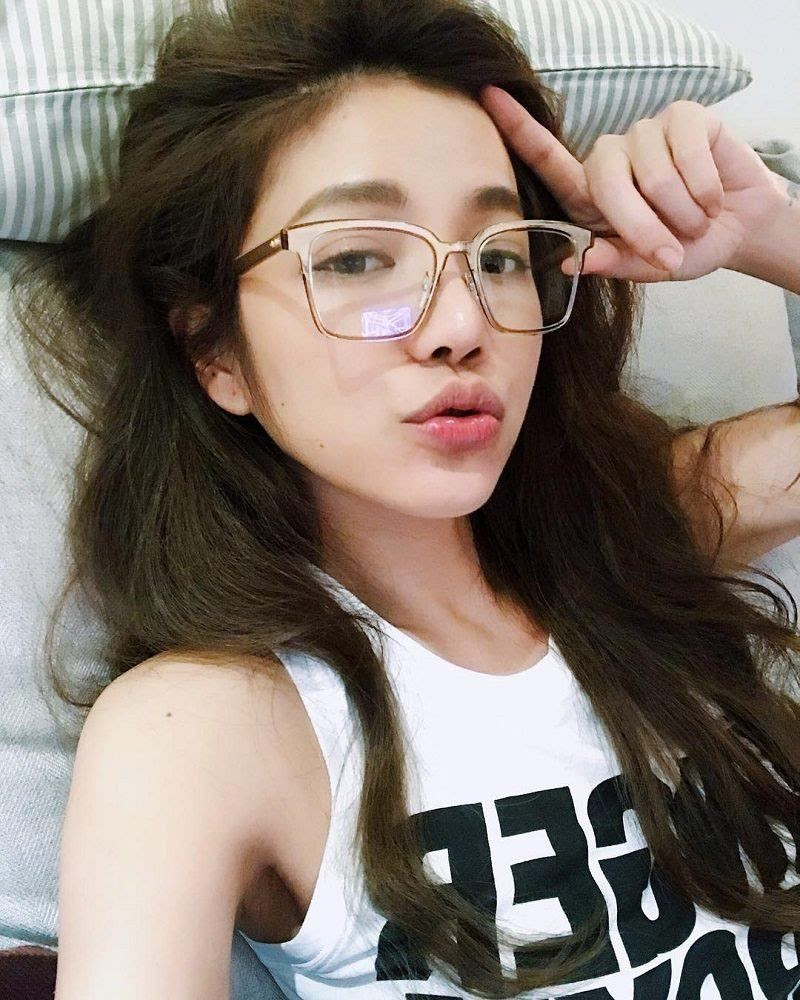 Lure Hsu được biết đến lần đầu vào năm 2015. Cô tham gia một chương trình truyền hình cùng em gái, nữ diễn viên Đài Loan gốc Hà Lan Sharon Hsu. Khán giả nhanh chóng ấn tượng về cô là người phụ nữ U40 sở hữu ngoại hình học sinh.