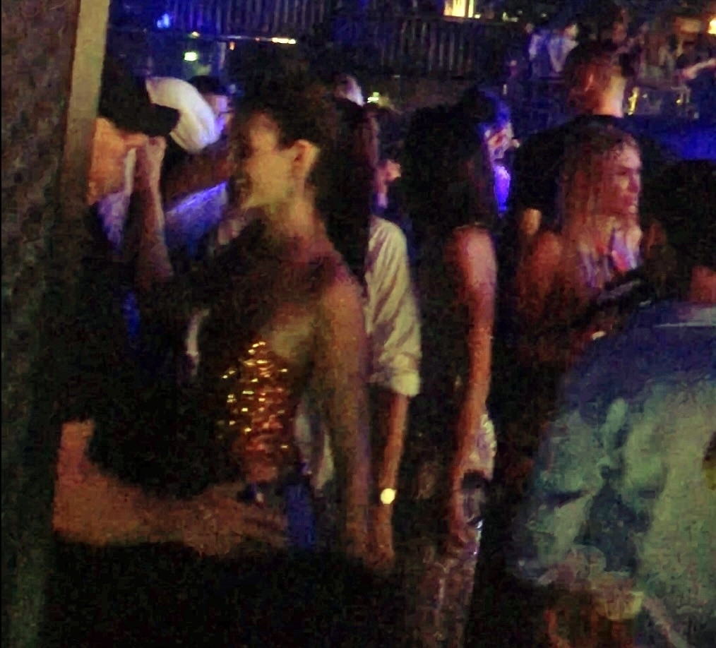 Ngày 6/9, Page Six tung video độc quyền ghi lại cảnh Leonardo DiCaprio thân mật với người mẫu Vittoria Ceretti trong bữa tiệc tại một câu lạc bộ ở Ibiza, Tây Ban Nha. Theo trang tin tức giải trí Mỹ, video được quay vào 4h30 sáng ngày 9/8. Ảnh: BackGrid.