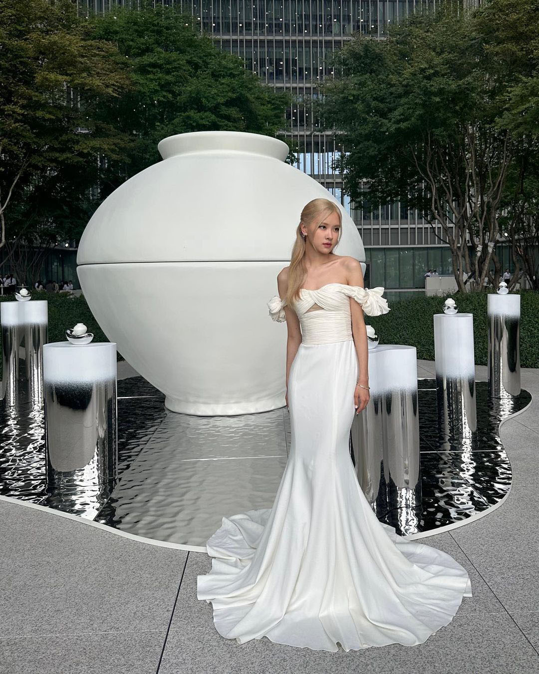 Cô chia sẻ hình ảnh về chuyến đi trên Instagram vào ngày 5/9 và ngay lập tức gây bão mạng xã hội với hơn 3,9 triệu lượt Thích chỉ sau nửa ngày đăng tải. Cư dân mạng đều bị vẻ thanh lịch, yêu kiều của Rosé chinh phục. Ảnh: IG. Cô chia sẻ hình ảnh về chuyến đi trên Instagram vào ngày 5/9 và ngay lập tức gây bão mạng xã hội với hơn 3,9 triệu lượt Thích chỉ sau nửa ngày đăng tải. Cư dân mạng đều bị vẻ thanh lịch, yêu kiều của Rosé chinh phục. Ảnh: IG.