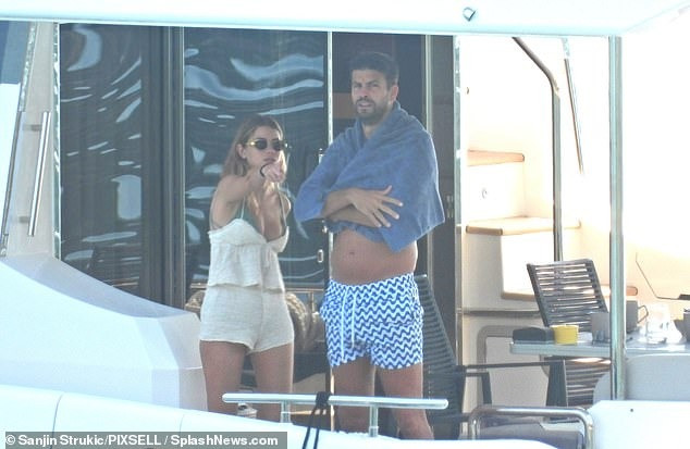 Trải qua nhiều tháng đấu tố nhau, Shakira và Pique được cho là đã cởi mở hơn. Nữ ca sĩ đang sống cùng hai con trai ở Miami, Mỹ, đồng thời phát triển tình cảm với tay đua Công thức 1 Lewis Hamilton.