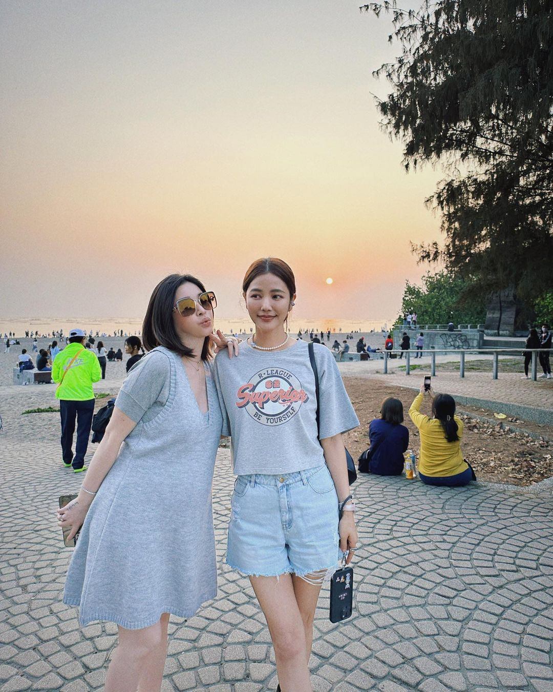 Lure Hsu là chị gái lớn. Cô hơn em gái út Sharon Hsu 6 tuổi nhưng giữa họ không có chênh lệch nhiều về ngoại hình. Nữ diễn viên Một đêm ở Đài Bắc cũng được xếp vào hàng mỹ nhân không tuổi nhưng đôi lúc vẫn bị chị gái lấn lướt về độ tươi trẻ.