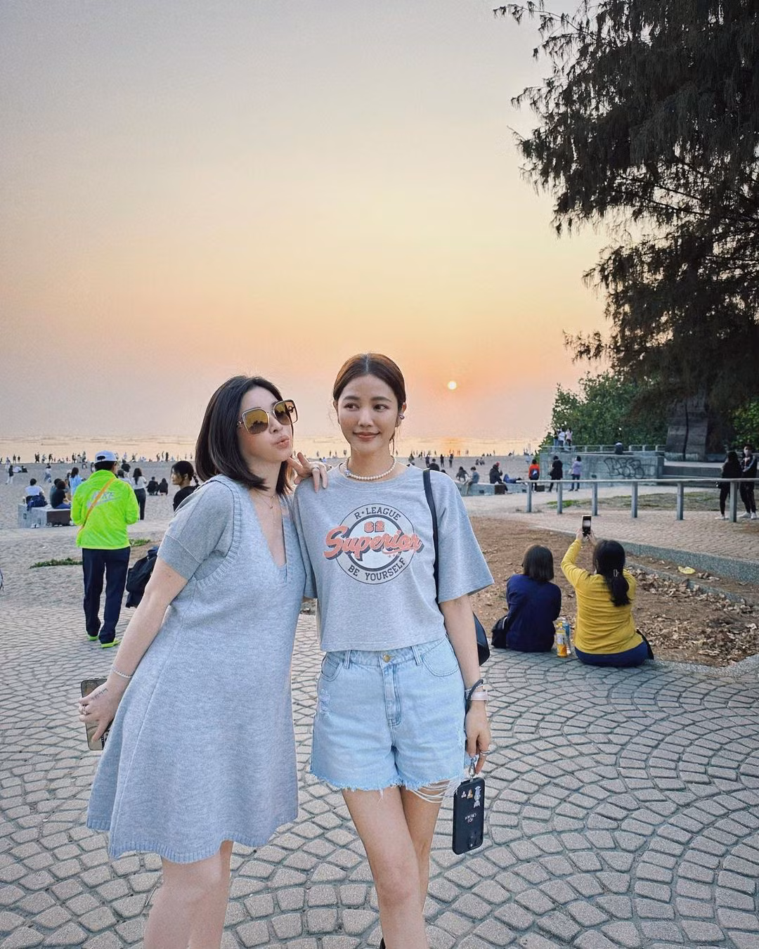 Lure Hsu là chị gái lớn. Cô hơn em gái út Sharon Hsu 6 tuổi nhưng giữa họ không có chênh lệch nhiều về ngoại hình. Nữ diễn viên Một đêm ở Đài Bắc cũng được xếp vào hàng mỹ nhân không tuổi nhưng đôi lúc vẫn bị chị gái lấn lướt về độ tươi trẻ.