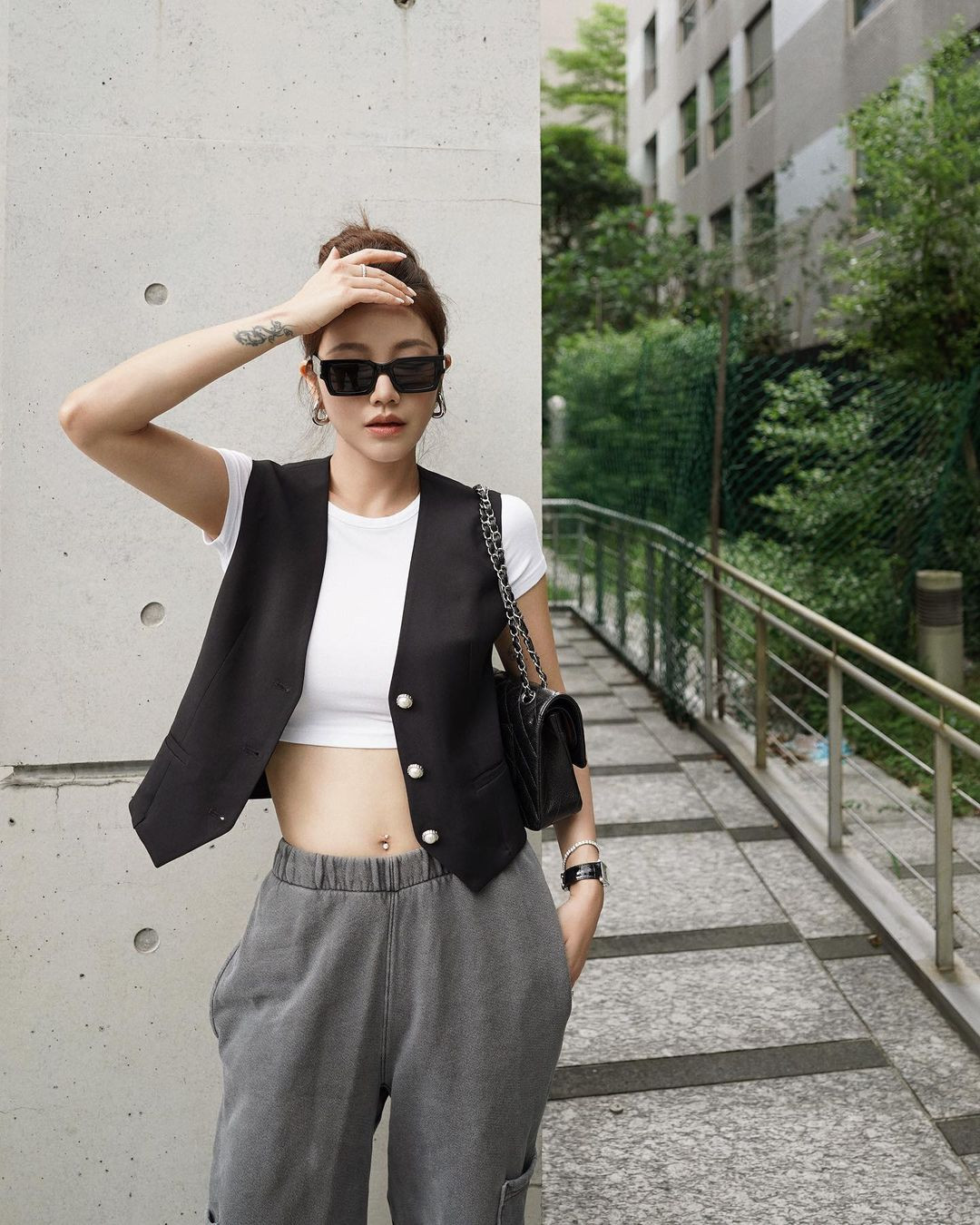 Lure Hsu dường như đang độc thân. Trên Instagram, cô chủ yếu đăng ảnh một mình hoặc chụp cùng các em gái, gia đình, không thấy xuất hiện bóng dáng người đàn ông nào. Trong khi đó, hai em gái đều đã lập gia đình và có con.