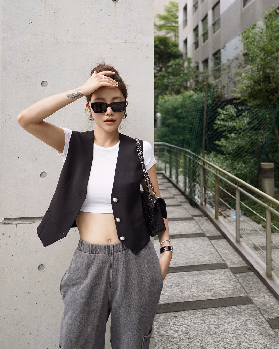Lure Hsu dường như đang độc thân. Trên Instagram, cô chủ yếu đăng ảnh một mình hoặc chụp cùng các em gái, gia đình, không thấy xuất hiện bóng dáng người đàn ông nào. Trong khi đó, hai em gái đều đã lập gia đình và có con.