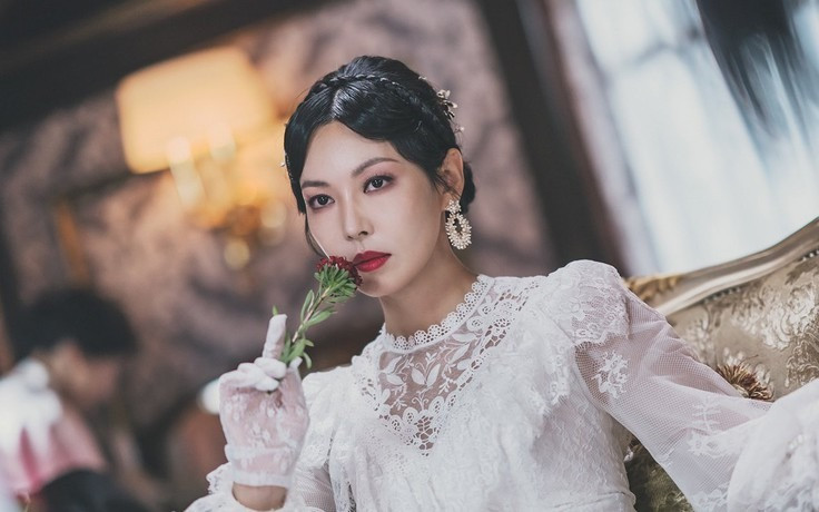 Nữ diễn viên phim truyền hình: Kim So Yeon. Vai diễn nữ sơn thần xinh đẹp và ngang tàng của "ác nữ" hàng đầu Kdrama được nhận xét là điểm nhấn trong bộ phim Tale of the Nine Tailed 1938 (Bạn trai tôi là hồ ly tinh 1938). Nữ diễn viên phim truyền hình: Kim So Yeon. Vai diễn nữ sơn thần xinh đẹp và ngang tàng của "ác nữ" hàng đầu Kdrama được nhận xét là điểm nhấn trong bộ phim Tale of the Nine Tailed 1938 (Bạn trai tôi là hồ ly tinh 1938).