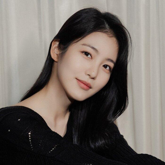 Nữ diễn viên đang lên: Shin Ye Eun. Cô tỏa sáng nhờ vào vai "ác nữ" Park Yeon Jin thời học sinh trong The Glory (Vinh quang trong thù hận). Nữ diễn viên đang lên: Shin Ye Eun. Cô tỏa sáng nhờ vào vai "ác nữ" Park Yeon Jin thời học sinh trong The Glory (Vinh quang trong thù hận).