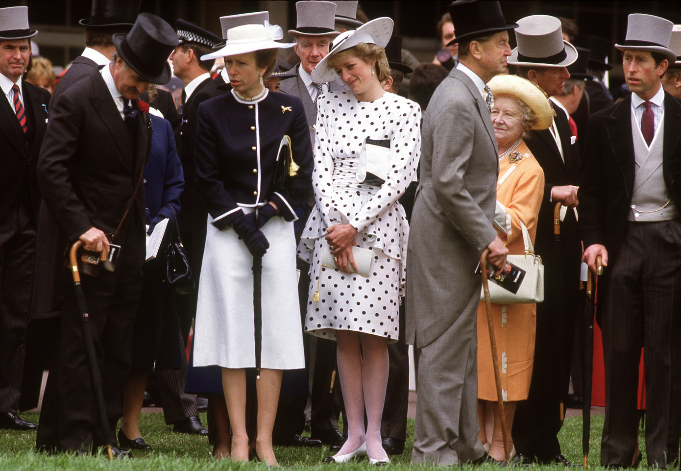 Bộ váy chấm bi màu trắng do Victor Edelstein thiết kế được Công nương Diana diện hai lần vào trận đua Epsom Derby năm 1986 và trận đấu polo năm 1987. Nhiều thập kỷ về sau, con dâu bà là Công nương Kate cũng mặc set váy mũ tương tự khi đến xem thi đấu polo. Ảnh: Getty Images.