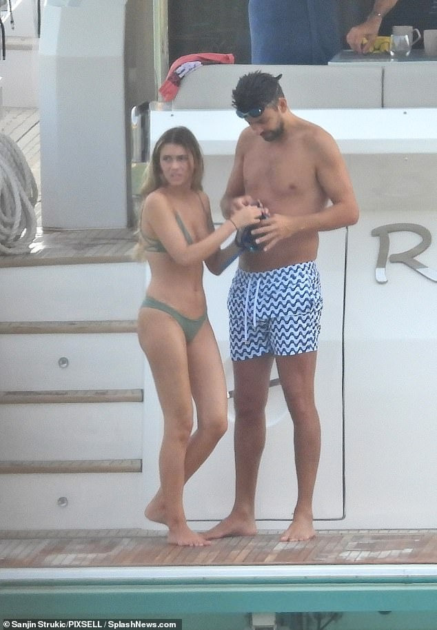 Ngày 8/9, Daily Mail chia sẻ loạt hình ảnh về chuyến nghỉ dưỡng trên du thuyền của cặp đôi tai tiếng Gerard Pique và Clara Chia Marti trên biển thuộc đảo Lopud, Croatia.